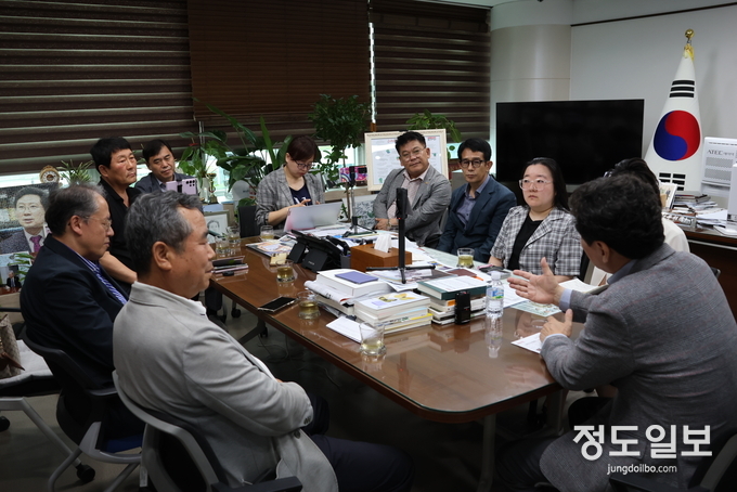 지난 6일 시장실에서 이상일 용인시장이 주요 시정 등을 용인시기자연합회 회원들에게 설명하고 있다.