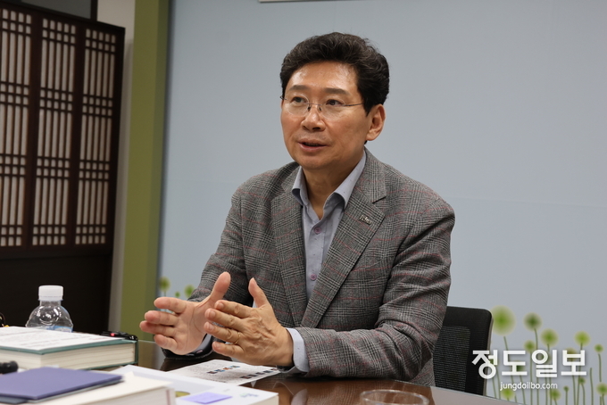 지난 6일 시장실에서 이상일 용인시장이 주요 시정 등을 용인시기자연합회 회원들에게 설명하고 있다.
