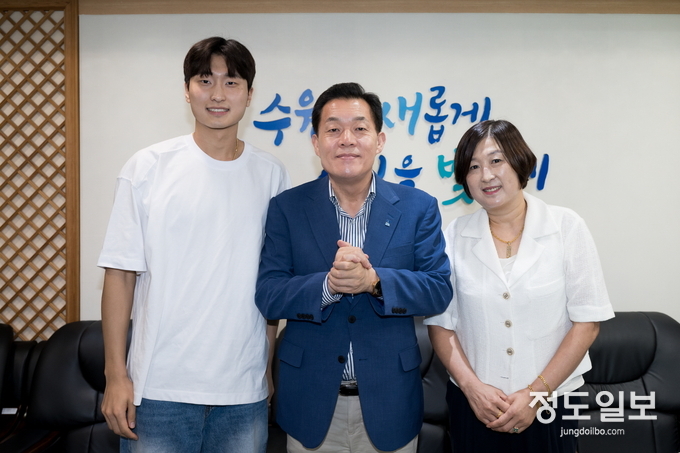 이재준 시장이 김원호 선수(왼쪽), 길영아 삼성생명 배드민턴단 감독과 함께하고 있다.