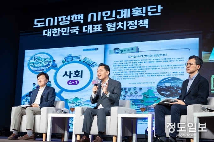 이재준 수원시장(가운데)이 토크콘서트에서 발언하고 있다.