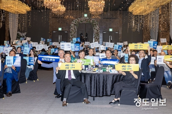 이재준 시장이 원탁토론회 참석자들과 함께하고 있다.