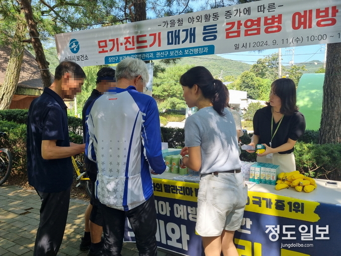 광교산 등산안내소 앞에서 장안·권선구 보건소 관계자들이 캠페인을 펼치고 있다.