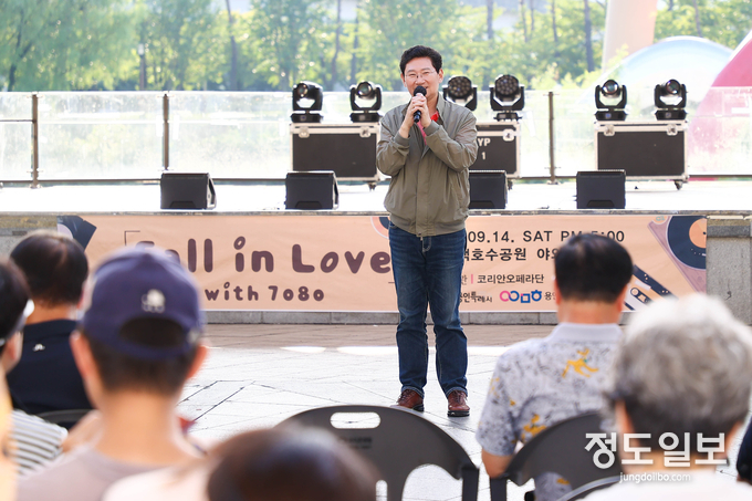 이상일 용인특례시장이 14일 오후 기흥구 중동 동백호수공원에서 열린 ‘Fall In Love with 7080 콘서트 현장을 찾아 공연을 관람하고 시민들에게 추석 인사를 전했다.