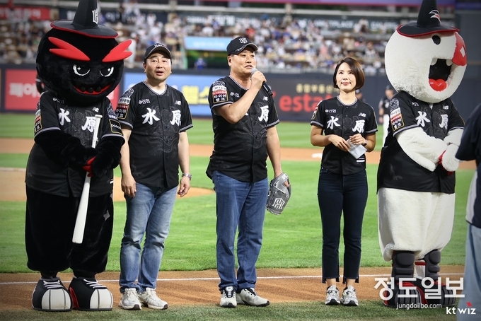 정찬해 수원화성문화제 추진위원회 공동위원장이 시구 전 인사말을 하고 있다.(사진 가운데 정찬해 공동위원장, 왼쪽 김주호 사무총장) 사진제공=KT 위즈