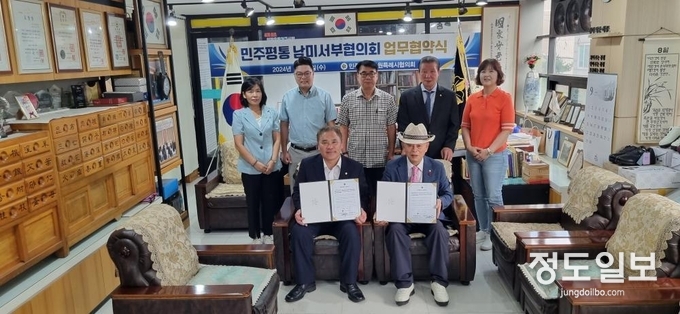 업무협약식 후 참석자들이 함께 하고 있다