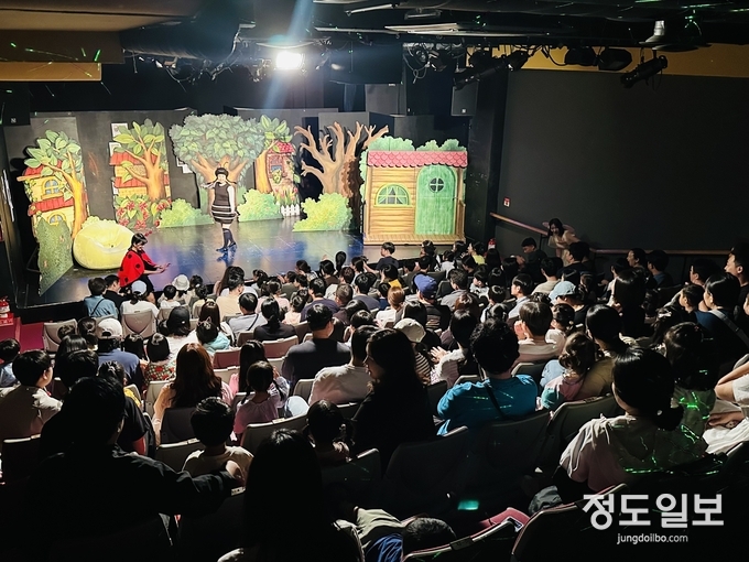 영유아 가정들이 뮤지컬을 관람하고 있다.