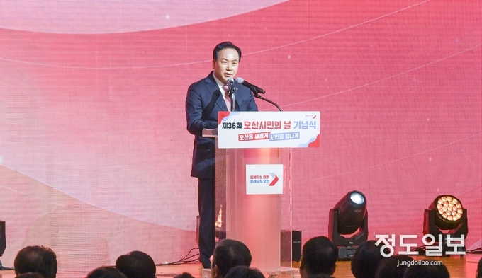 이권재 오산시장이 제36회 오산시민의 날 기념식에서 기념사를 하고 있다 = 자료사진 오산시
