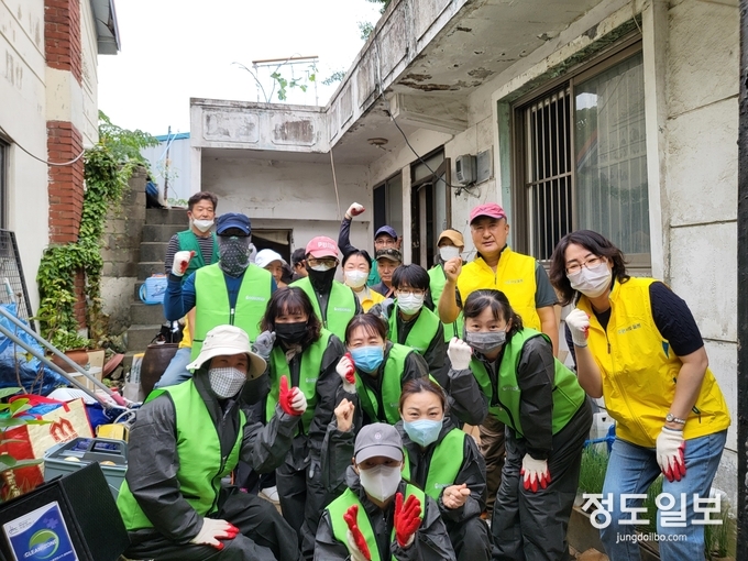 파장동 행정복지센터(동장 정진숙)는 지난 25일 열악한 주거환경에 놓인 관내 저소득 독거 어르신 가구를 위한 주거환경개선 사업을 추진했다. 수혜 어르신은 "깨끗한 집에서 생활할 수 있도록 도와주신 모든 분들께 감사드린다”며 고마움을 전했다.