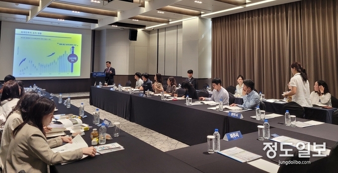 경기도와 경기외국인투자기업지원센터가 26일 마련한 ‘도-시군 투자전략 공유회’에 참석한 경기북부 10개 시·군 투자유치 담당자 등 30명이 기업 유치 전략 등에 대한 설명을 듣고 있다.= 자료사진 경기도