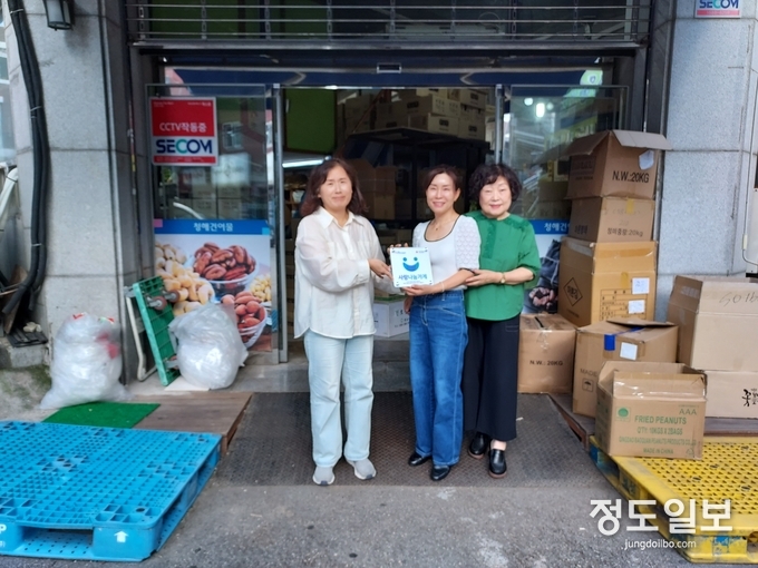 수원시 파장동 ‘사랑나눔 수원’ 현판 1호점으로 청해유통이 선정됐다. 좌측부터 정혜:숙 동장, 박은숙 대표, 정진숙 위원장. 