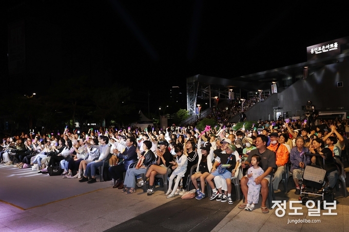 27일 저녁 용인아르피아 광장에서 열린 ‘가을밤 콘서트’ 에 많은 시민이 공연을 관람하고 있다