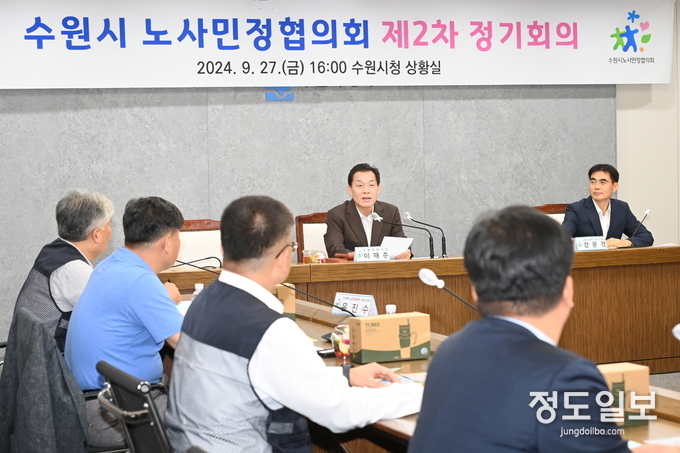 이재준 수원시장이 발언하고 있다.