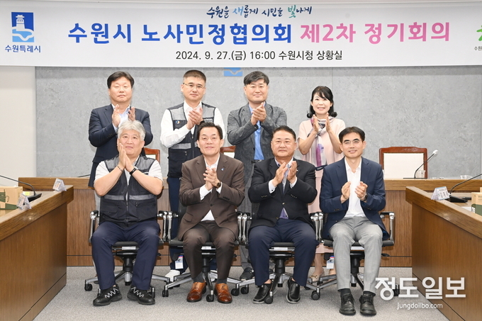 이재준 시장(앞줄 왼쪽 2번째)과 회의 참석자들이 함께하고 있다.
