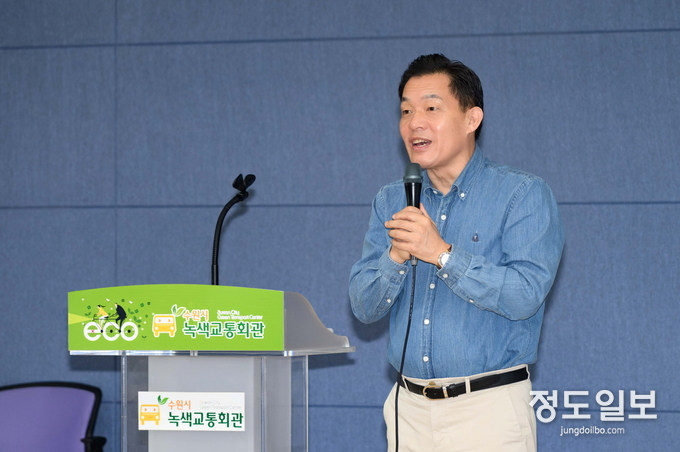 이재준 수원시장이 개회식에서 축사를 하고 있다.