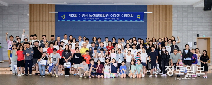 이재준 시장(가운데)이 대회 참가자들과 함께하고 있다.