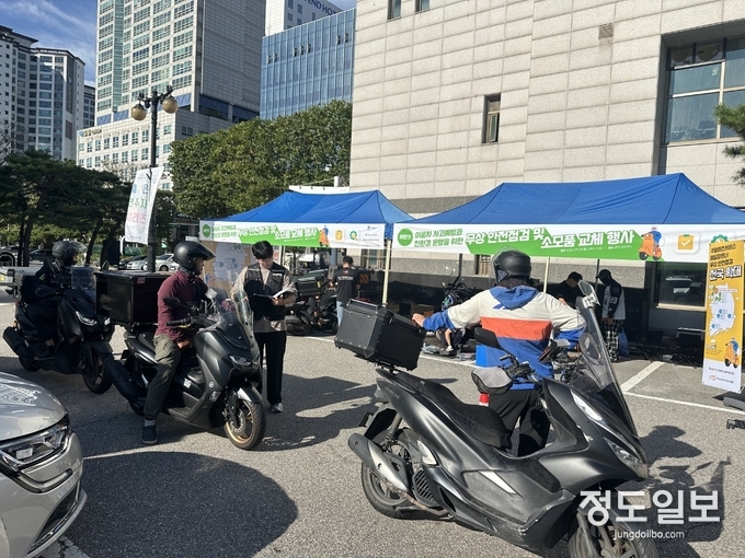 배달노동자 이륜차를 점검하고 있다.