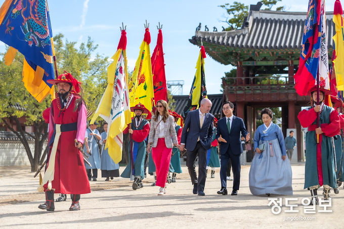 30일 화성행궁에서 열린 경기도-유타주 MOU 체결식에서 김동연 경기도지사 부부와 미국 유타주 스펜서 제임스 콕스 주지사 부부가 화성행궁에 입장하고 있다. = 자료사진 경기도