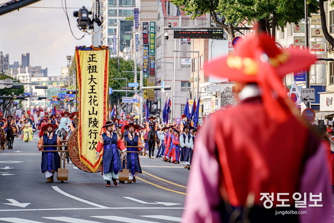 지난해 정조대왕 능행차 공동재현 중 한 장면.