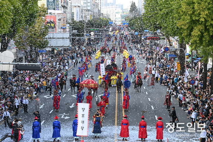 2023년 정조대왕 능행차 공동재현 본행렬이 장안문 인근에서 퍼레이드를 하고 있다.