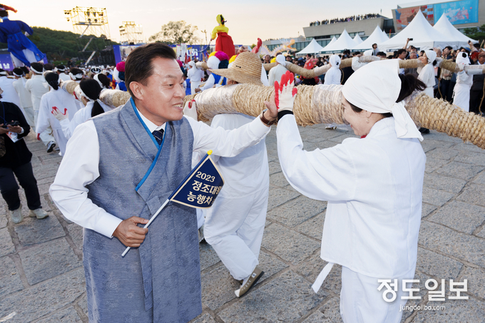 지난해 정조대왕 능행차 공동재현 행사에 참석한 이재준 수원시장이 참가자들과 인사를 나누고 있다.