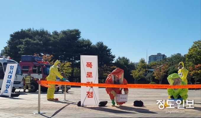 수원시보건소가 만석공원 제2야외음악당에서 수원중부경찰서, 수원소방서와 함께 생물테러 대비 합동 모의훈련을 하고 있다.