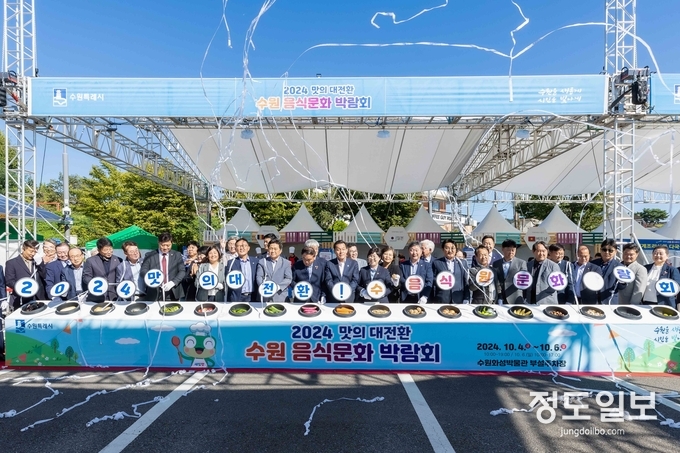 이재준 시장(가운데)과 참석자들이 함께하고 있다.