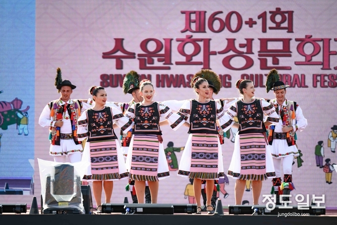 국제자매도시 예술단이 공연하고 있다.