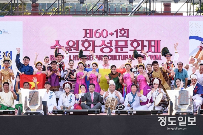 김현수 수원시 제1부시장(앞줄 가운데)과 축하공연 참가자들이 함께하고 있다.
