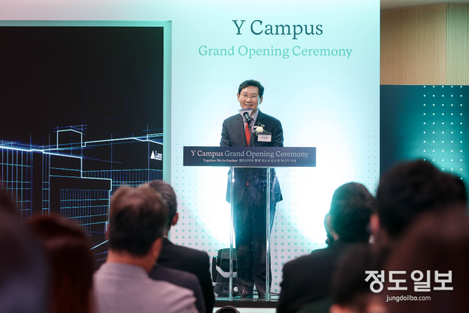 이상일 용인특례시장이 8일 기흥구 지곡동 '지곡일반산업단지'에 입주한 반도체 장비 기업 램리서치코리아 '용인캠퍼스' 개관식에 참석해 축사를 하고 있다. = 자료사진 용인시