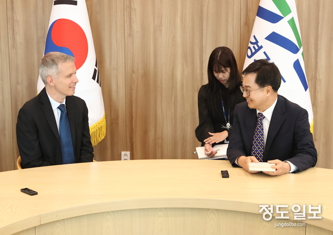 김동연 경기도지사가 8알 도청에서 루크 쉐퍼 미국 미시간대 포드 스쿨 석좌교수와 만나 인사하고 있다. = 자료사진 경기도