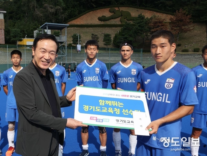 임태희 경기도교육감이 10일 오후 김해 하키경기장을 방문해 전국체육대회에 출전하는 학생선수단에게 격려금을 전달하고 있다.= 자료사진 경기도교육청