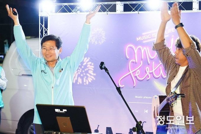 이상일 용인특례시장이 11일 용인중앙시장 별빛마당 야시장에서 시민들과 흥겨운 시간을 보냈다 = 자료사진 용인시