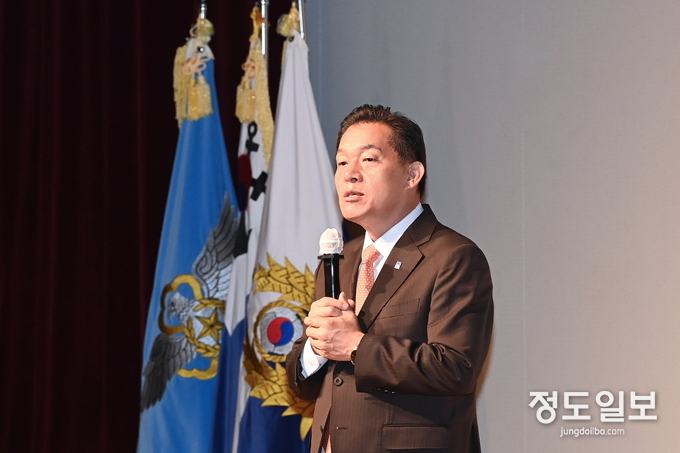 이재준 수원시장이 축사를 하고 있다.