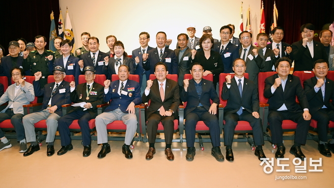 이재준 시장(앞줄 가운데), 이재식 수원시의회 의장(앞줄 오른쪽 4번째), 김영경 수원시재향군인회장(앞줄 왼쪽 4번째) 등 참석자들이 함께하고 있다.