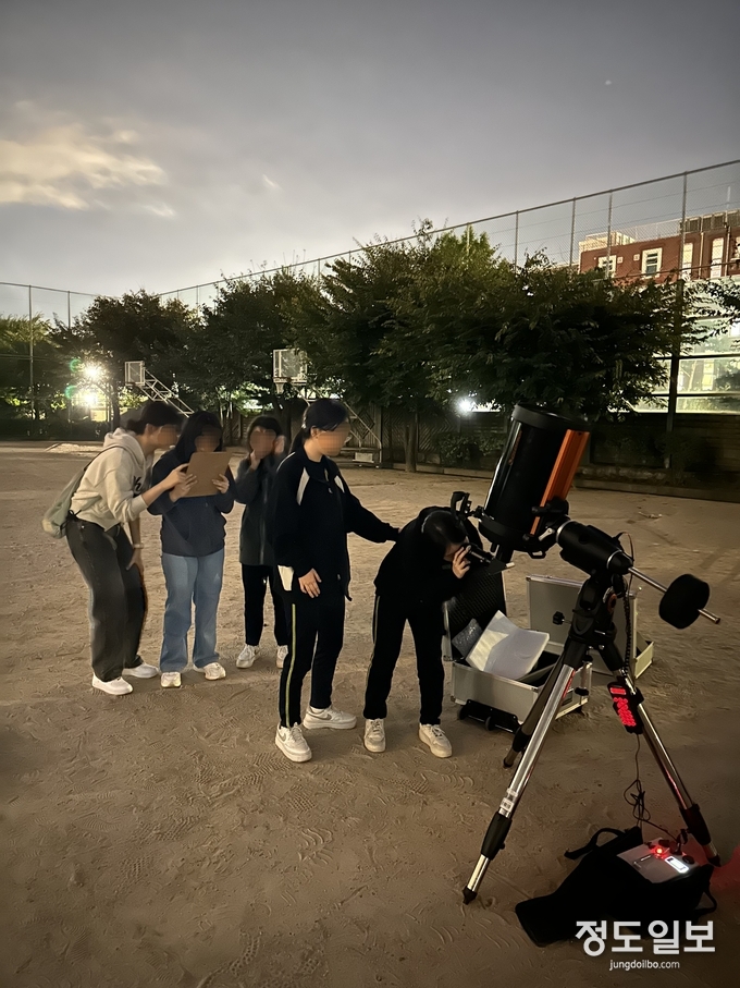 매탄중학교에서 방과후 진행하는 천체 관측 프로그램 ‘별 헤는 밤’이 학생들로부터 긍정적 교육 효과를 받고 있다.