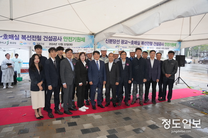 최종열 수원시 첨단교통과장과 참석자들이 기념촬영을 하고 있다.