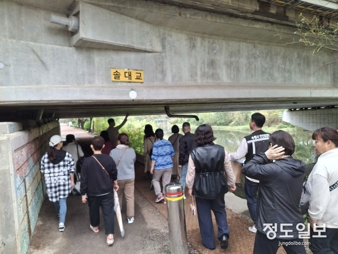 자율점검단이 공중이용시설물을 점검하고 있다.