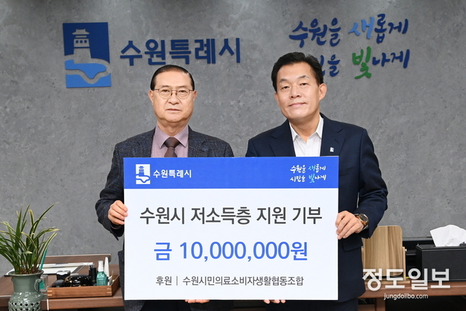 전달식 후 이재준 수원시장(오른쪽)과 윤부근 이사장이 기념촬영을 하고 있다.