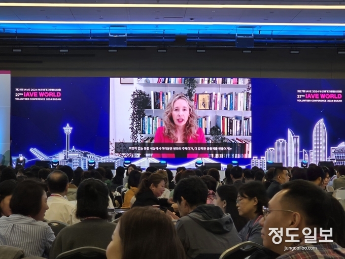 보그지가 ‘세계에서 가장 영감을 주는 여성 중 한 명’으로 선정한 경제학자 노리나 허츠가 23일 94개국 1400여 명이 참가한 제27회 부산세계자원봉사대회가 열리고 있는 부산항국제컨벤션센터 5층 이벤트홀에서 영상으로 기조강연을 하고 있다.