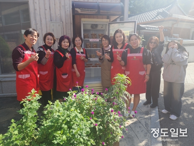 공유냉장고 청춘공방 35호에 방금 만든 반찬 등을 채우고 기념사진을 찍고 있는 매니저들. 왼쪽부터 조태수 회장, 15호 황민영, 30호 이지연, 이지영 사모, 35호 김선자, 13호 남궁영숙, 9호 김일남, 정순옥 북부B권역 간사.
