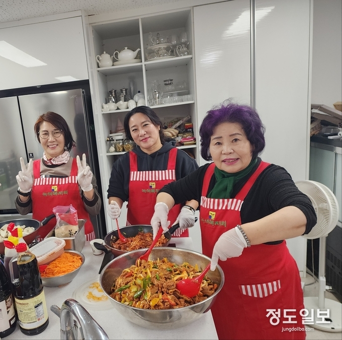 "봉사는 즐거워라~~" 반찬을 만드는 내내 감사와 기쁨이 넘쳐나는 현장 모습. 매일 냉장고 속에 물건을 채워 넣어야 한다는 부담감을 이겨낸 매니저들의 미소가 아름답다.