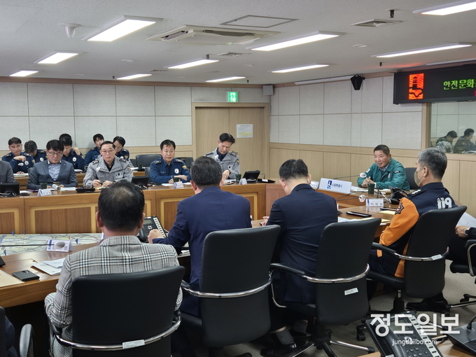 수원시 안전문화운동추진협의회와 지역치안협의회가 정기회의를 열고 있다.