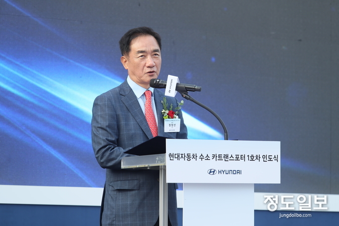 정장선 시장이 수소 카트랜스포터 인도식에서 인사말을 하고 있다. = 자료사진 평택시