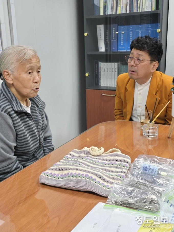 유복단 어르신이 매교동장실에서 김상연 수원경실련 공동대표와 대화를 나누고 있다.