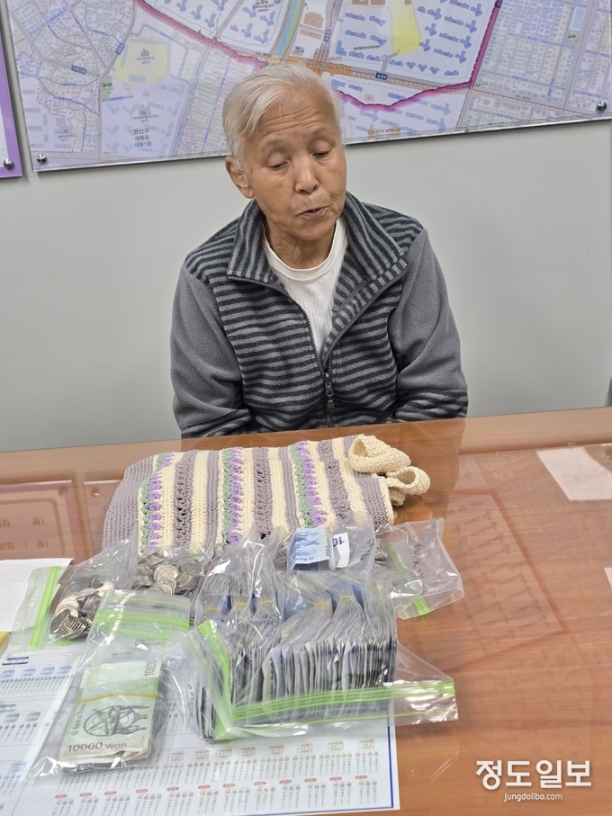 6월 1일부터 폐지를 팔아 모은 돈을 29일 매교동행정복지센터에 전달한 유복단 어르신.
