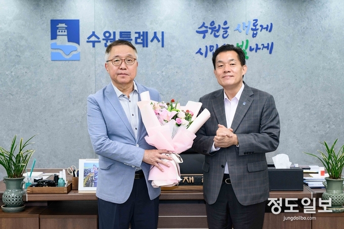  이재준 수원시장dl 31일 수원시청 시장 집무실에서 김흥식 수원시정연구원 이사장 선임을 축하하는 자리를 마련했다.