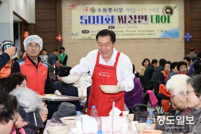 이재준 수원시장이 기념행사 후 짜장면 배식 봉사를 하고 있다.