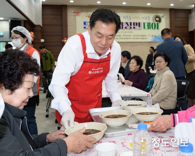 이재준 수원시장이 기념행사 후 짜장면 배식 봉사를 하고 있다.