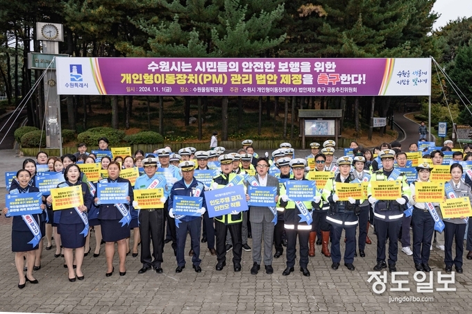 김현수 제1부시장(왼쪽 7번째)이 개인형 이동장치 법안제정 촉구 결의대회 참가자들과 함께하고 있다.