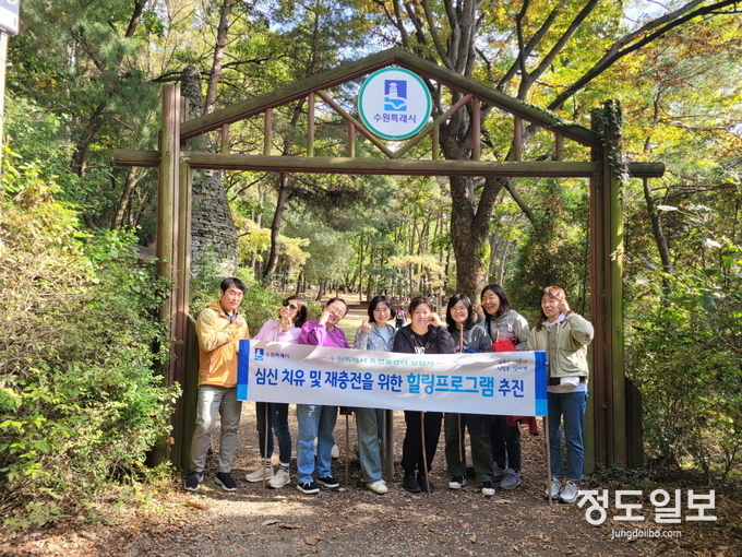 휴먼콜센터 상담사들이 함께 하고 있다.